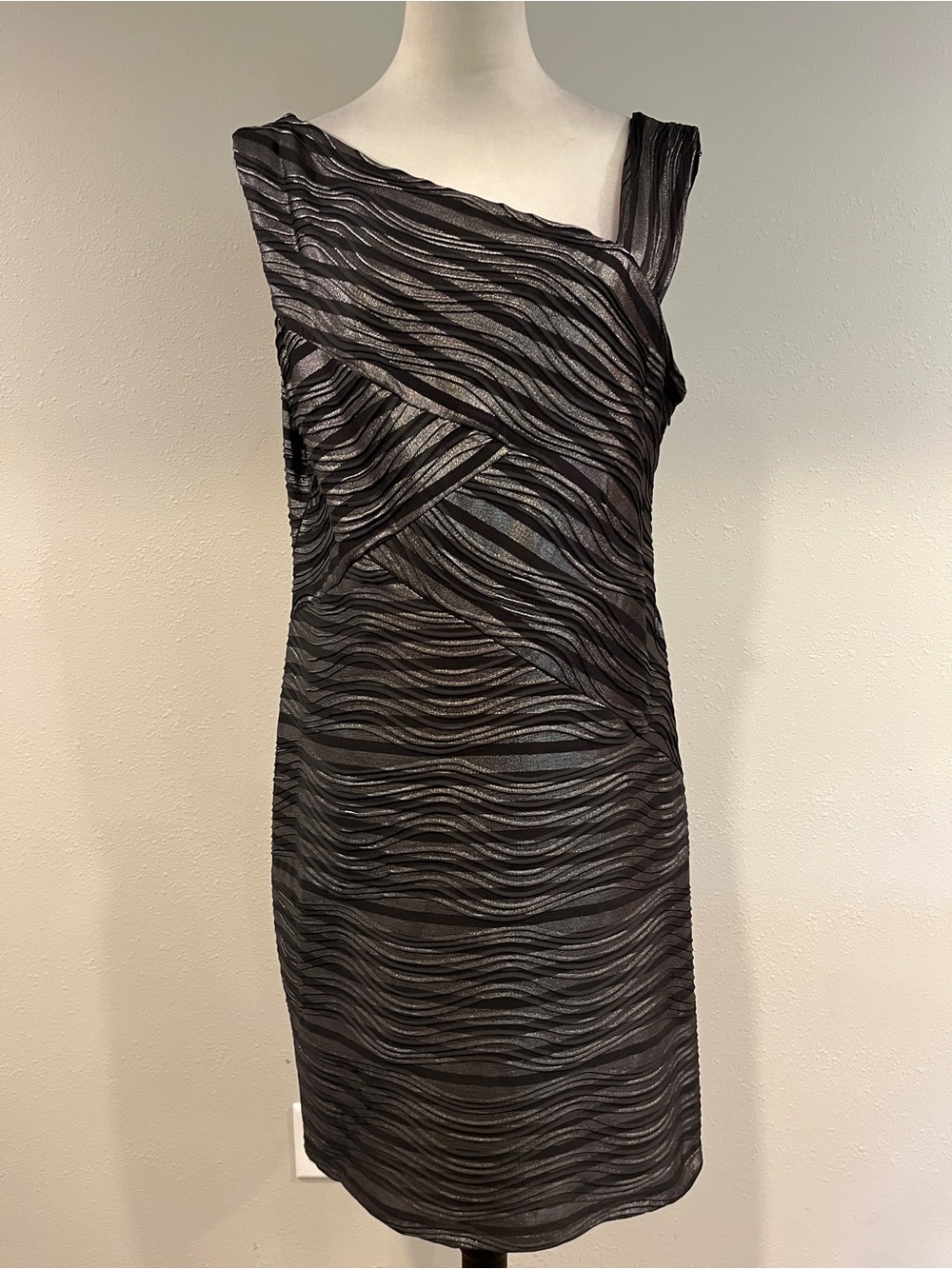 Robbie Bee Sleeveless Wave-Texture mini plus size Cocktail Dress size 16